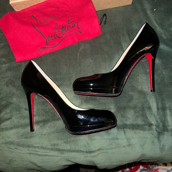 Never Worn! Louboutin Simple Pumps - Picture 6 of 12